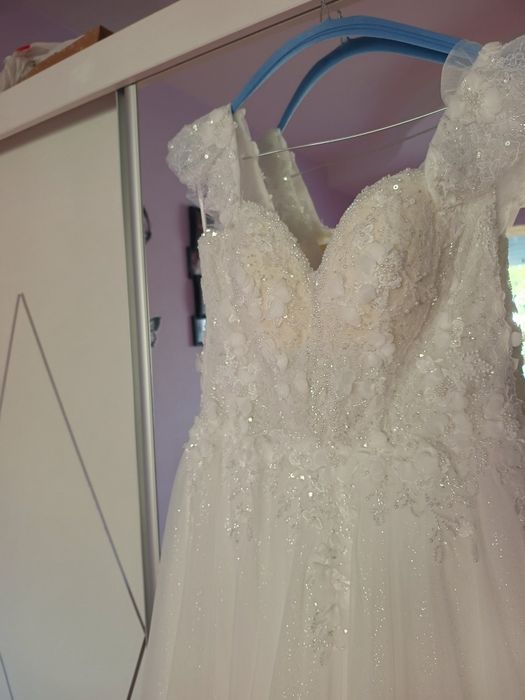 Vând rochie de mireasă mărimea 46 cu voal și crinolină !