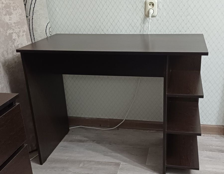 Продам стол письменный для школьников венге