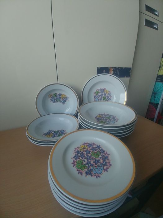 Набор столовых тарелок