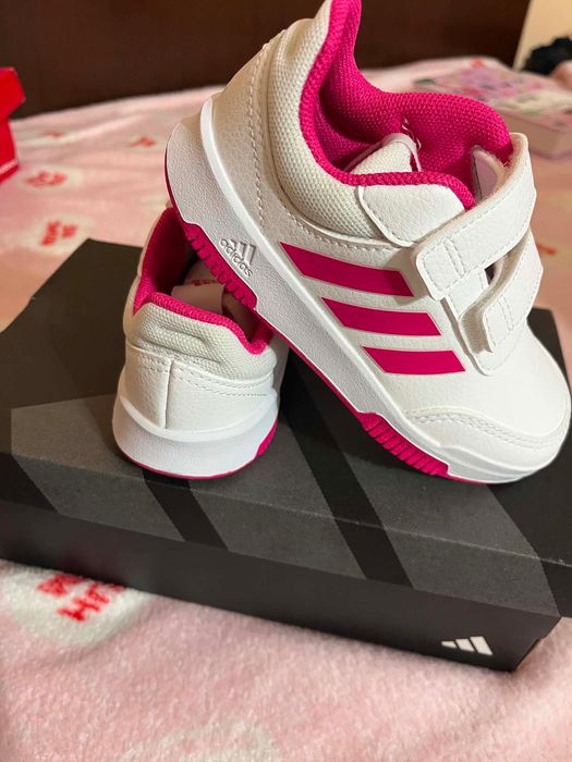 Детски обувки Adidas ! Чисто нови, номер 26.5 !