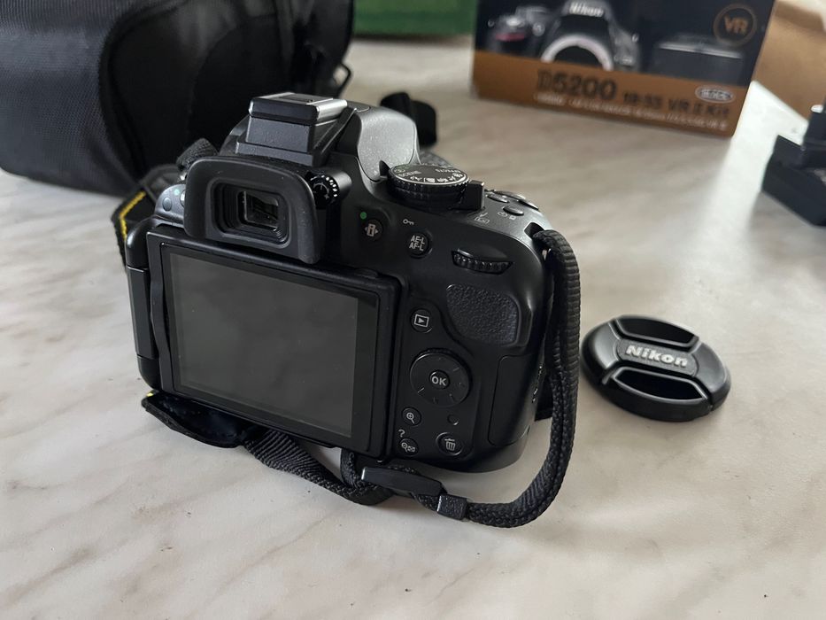 Nikon D5200 + обектив 18-55mm
