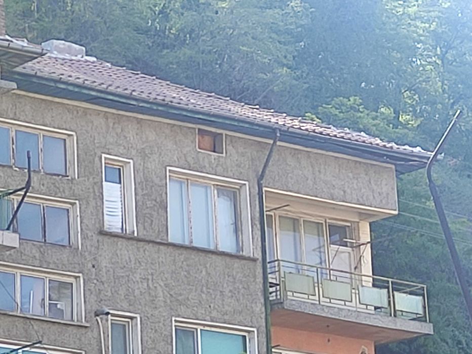 Продават се първи и трети етаж от къща