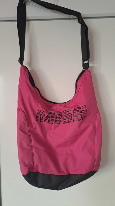 Спортна чанта с дълга дръжка