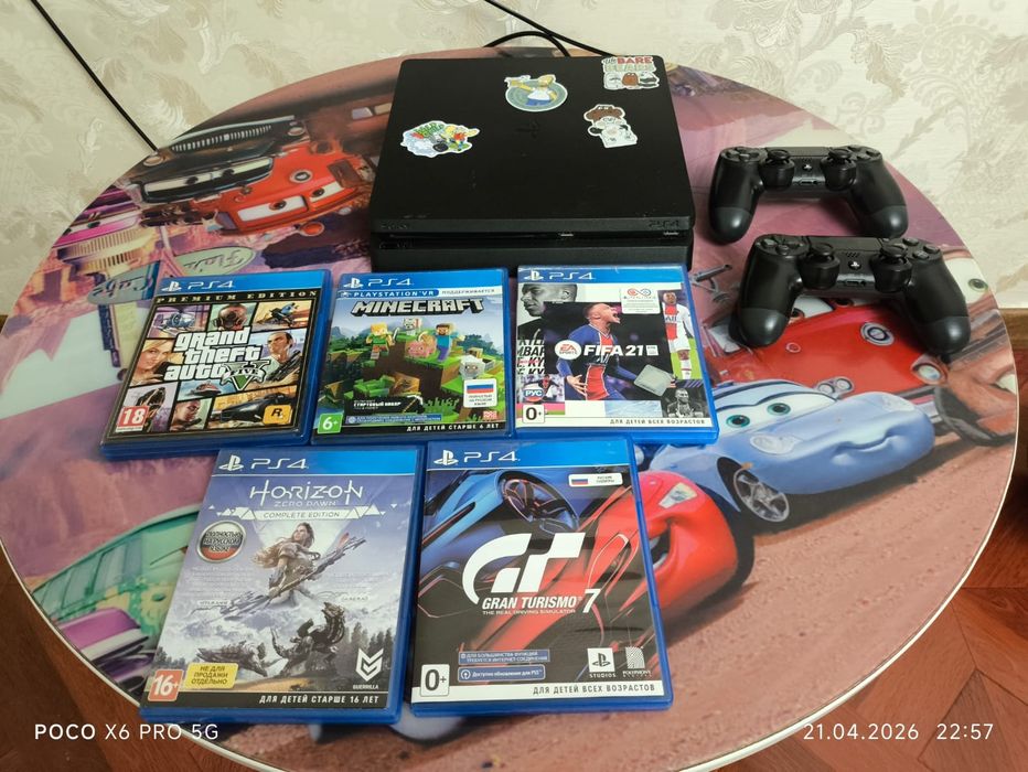 Sony PlayStation 4 отличном состоянии.
В комплекте: