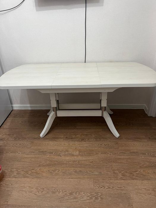 Продаётся стол обеденный.