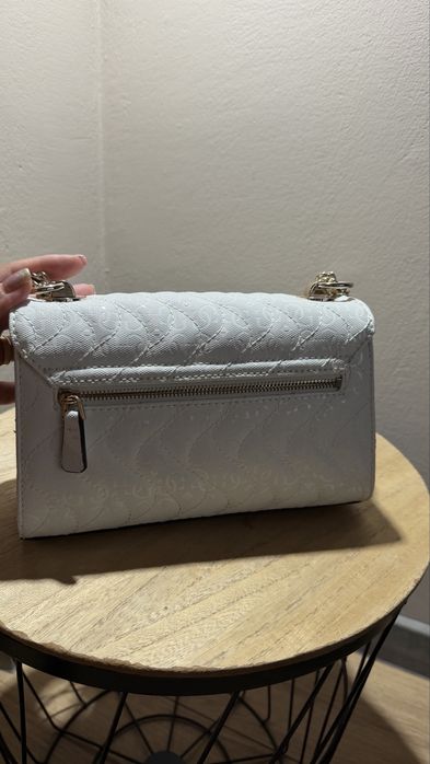 Бяла чанта Guess