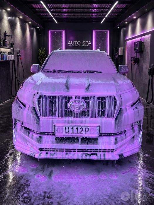 Водитель со своим авто Toyota Land Cruiser