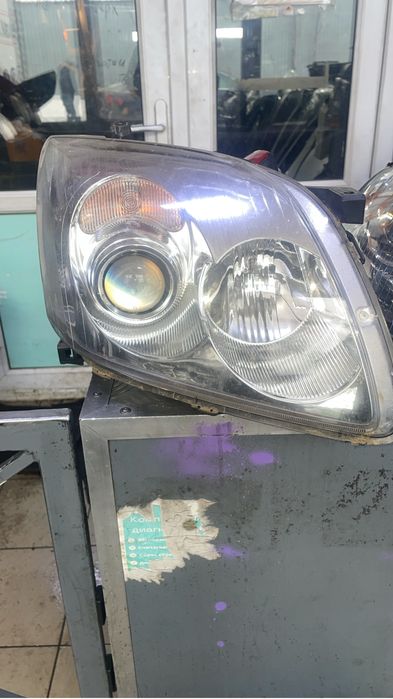Продаю фары на тойота авенсис