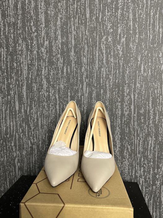 Бежевые женские туфли