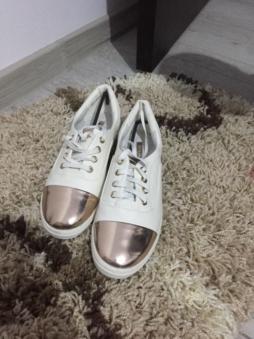 Tenisi albi noi fără eticheta