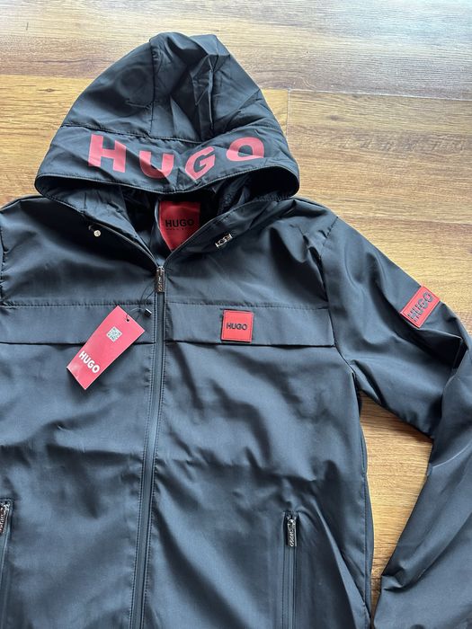 Мъжко,черно,непромокаемо яке Hugo BOSS,с гумирано лого и надпис на качулкага
