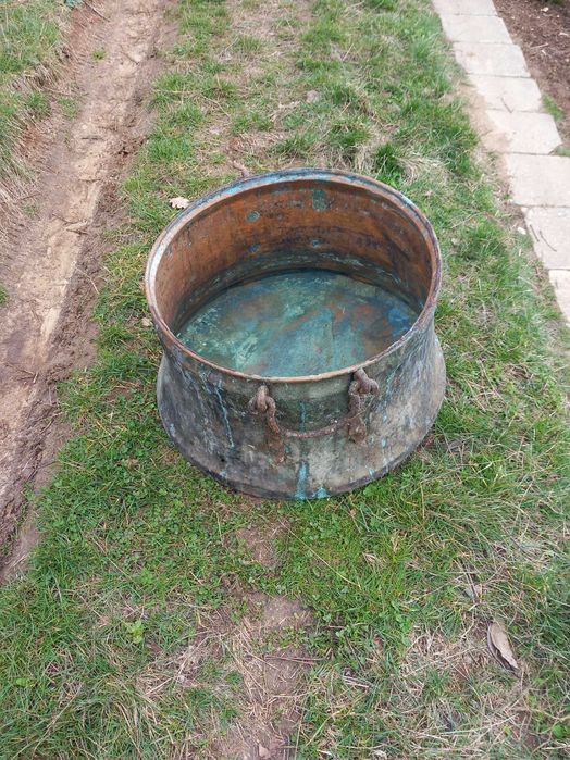 Продавам стар меден котел