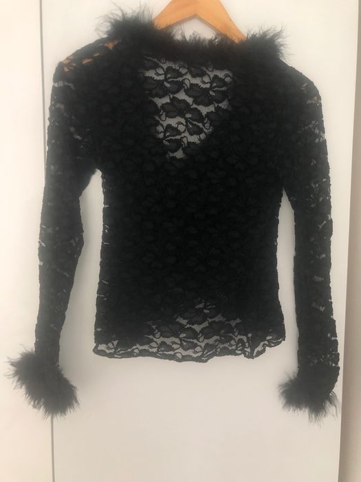 Bluze evenimente: o bluza dantela maro și o bluza neagră cu puf lebădă