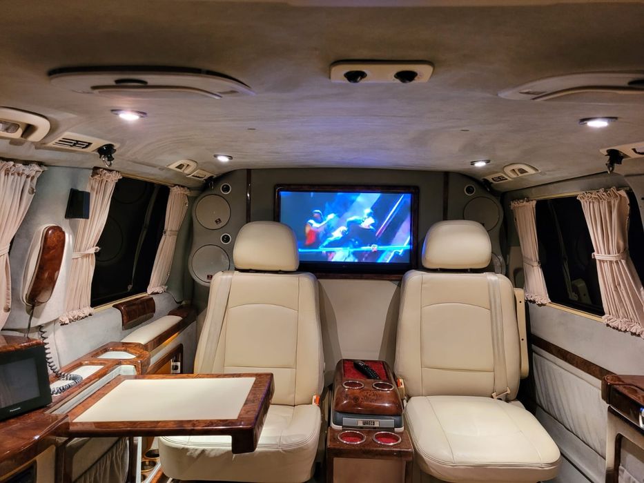 Inchiriez Limuzina Viano Vip