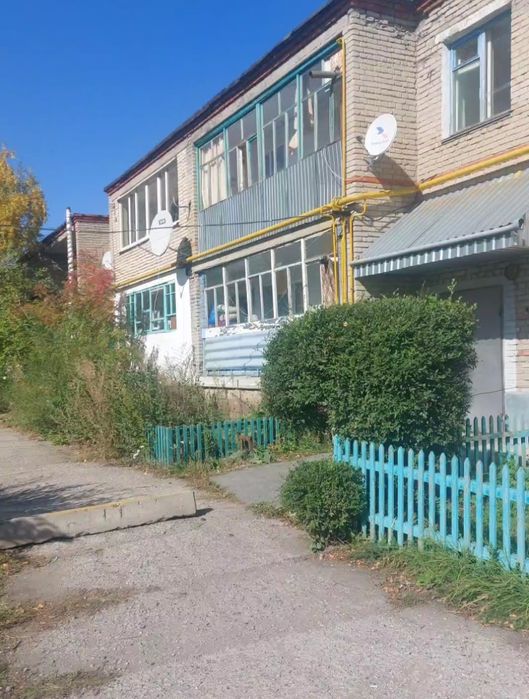 Продаётся трёхкомнатная квартира,в двухэтажном доме.требуется ремонт.