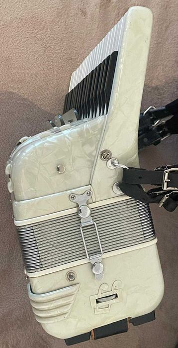 Acordeon Crucianelli 120 basi foarte ușor | claviatura mai îngustă