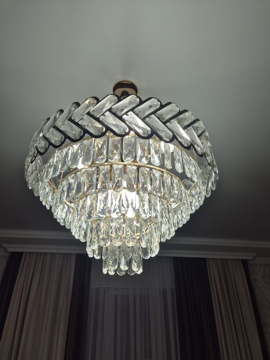 Люстра,отдадим с лампочками