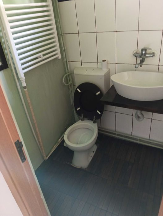 Casă de închiriat în Cluj pe Calea Mănăștur între Fabrica de bere și Luk Oil. Acces direct din stradă sau din curte. Două locuri de parcare.
