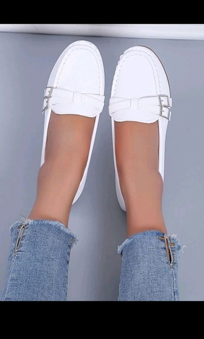Бели обувки мокасини