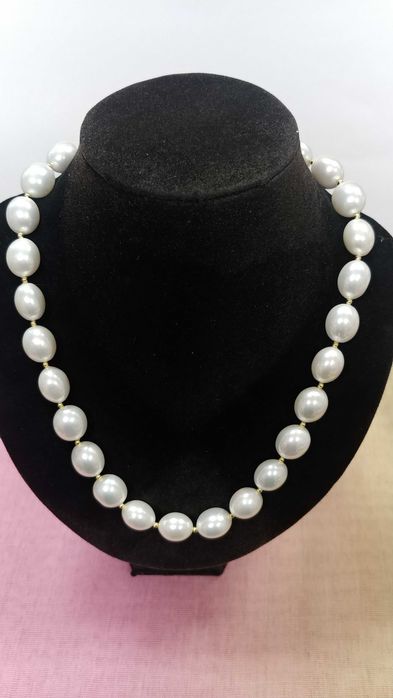 Огрлици многоцветни и бяло естествени перли майорка.