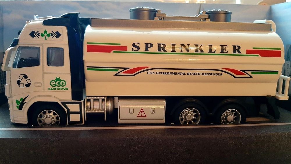 Cisternă de jucărie metalică sprinkler.