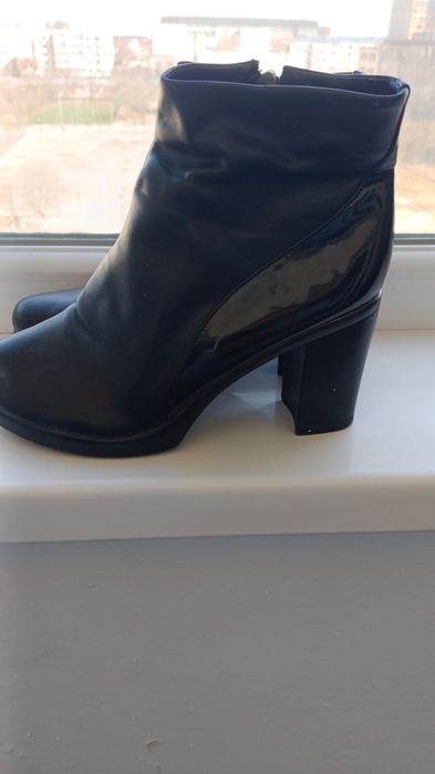 Продам женские ботинки полусапоги  б/у но в хорошем состояний чистые б