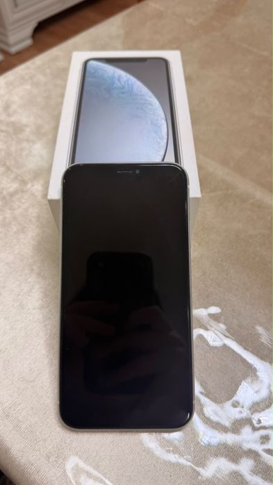 iPhone xr в идеальном состоянии в одних руках