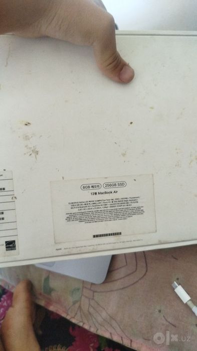Macbook air m1  
xotra 8/256 
batareka 77 yomkist  
karopka dakumint