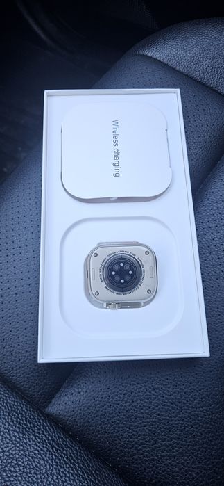 Прпдавам  часовник и слушалки на APPLEE