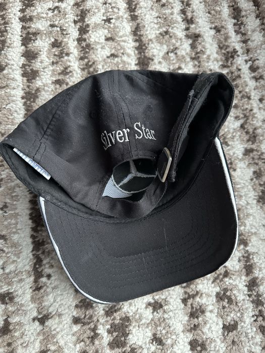 Черна шапка с козирка на Mercedes