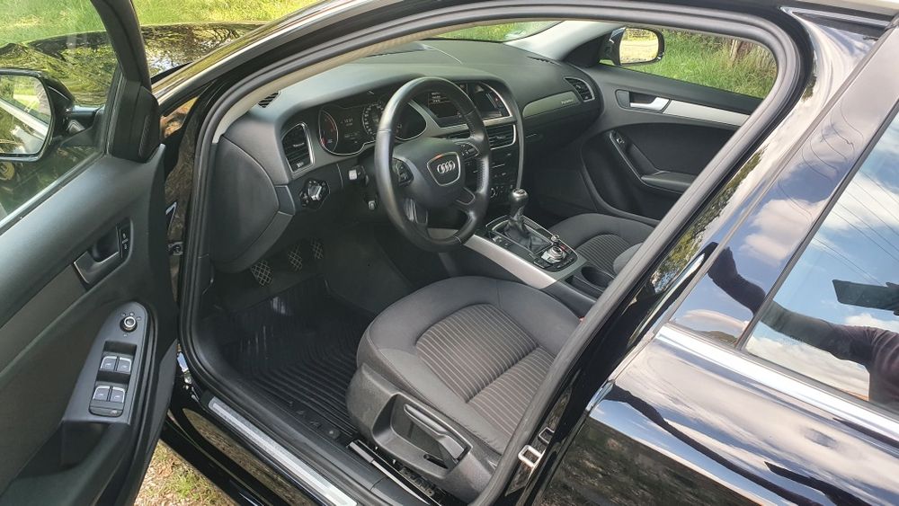 Audi A4 Avant 2013 Quattro 177 cp Xenon navigatie incalzire in scaune  senzori parcare start-stop cornering