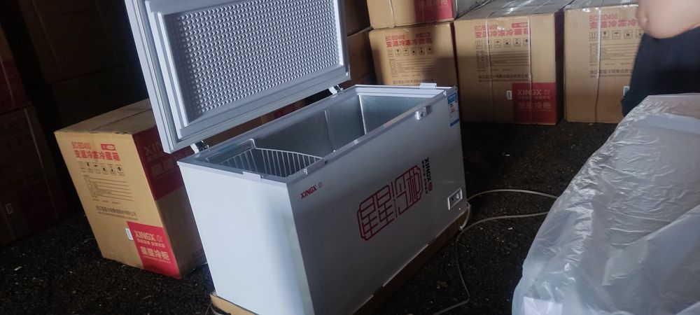 Морозильник с вмятинами и дефектами