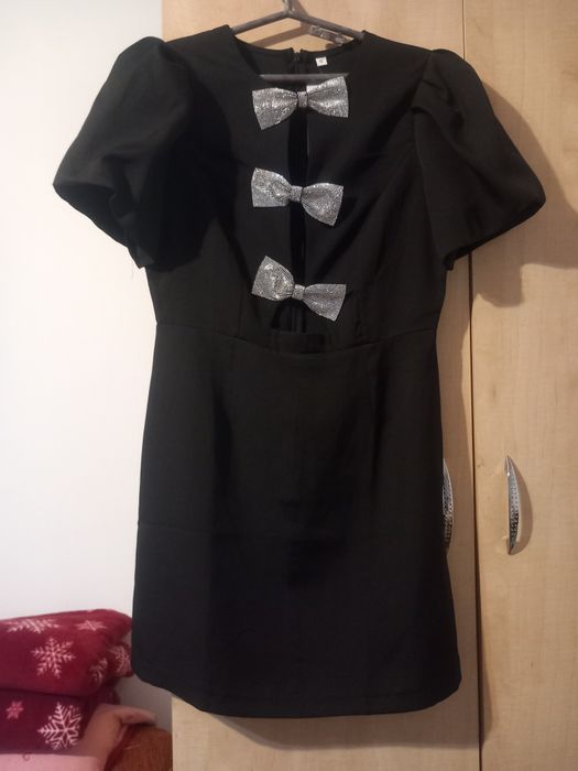 Rochie elegantă neagră cu funde strălucitoare – mărimea S
