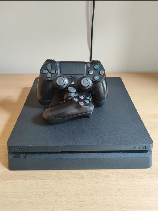 PlayStation 4 - отличное состояние + игры + 2 геймпада