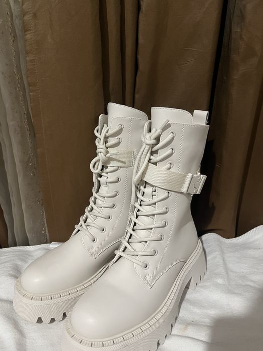 Белые кожаные зимние ботинки