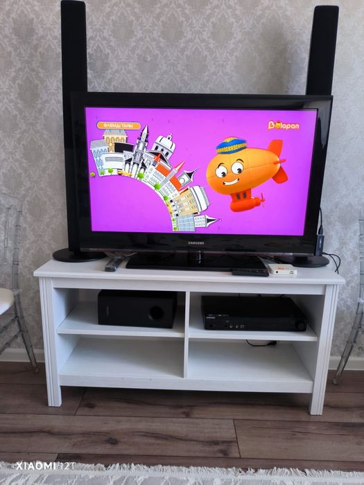Телевизор и тумба