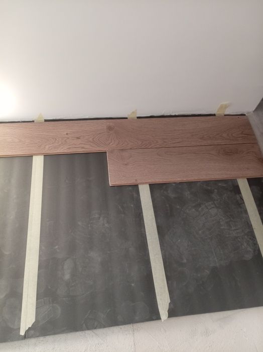 Vând 40 m2 parchet laminat de 8 mm.