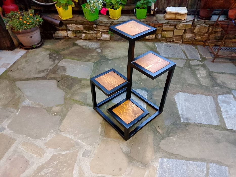 Цветарник метален, прахово боядисан.