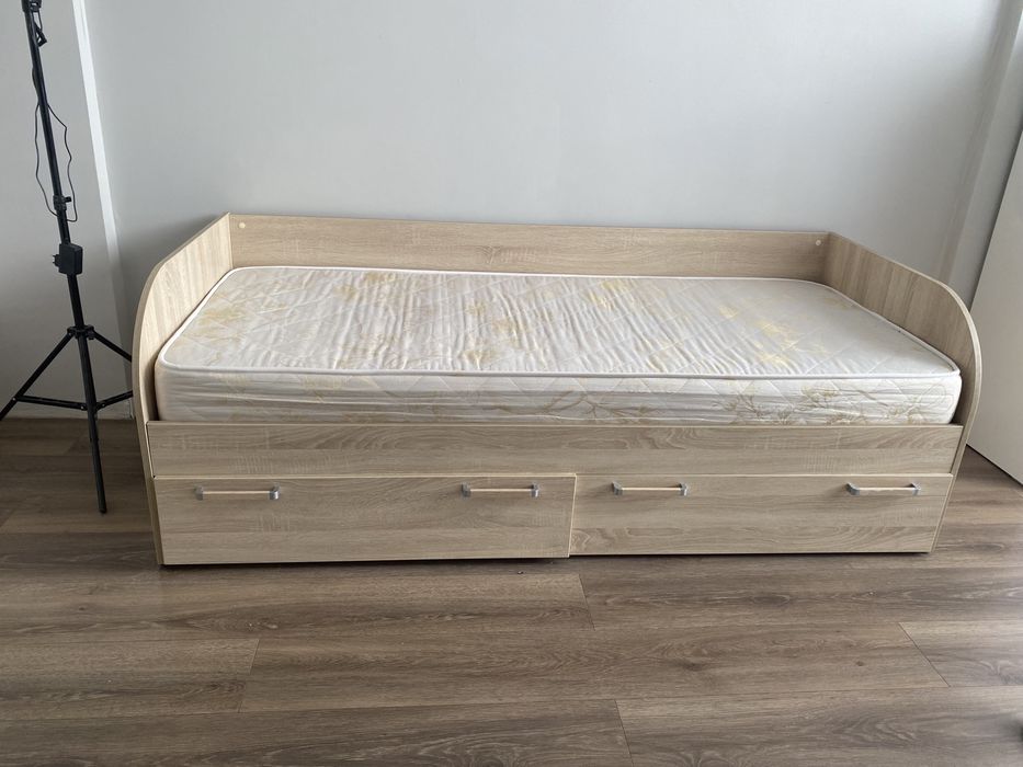 Кровать с матрасом