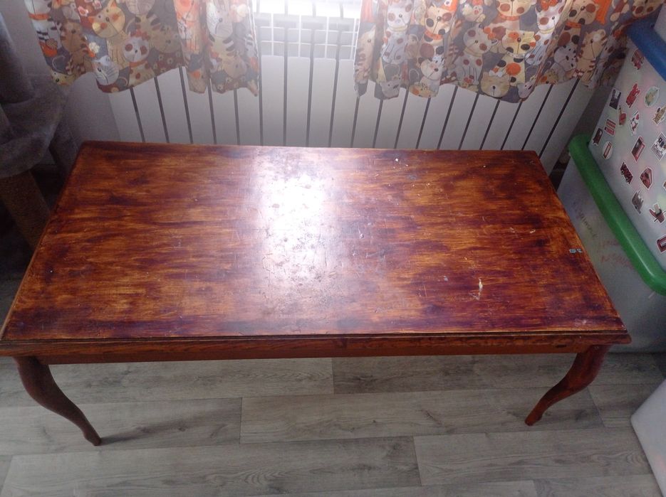 Продам деревянный стол с резными ножками.