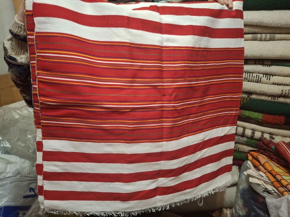 Мини килимчета, платове, родоп. и плетени на една кука калъфки, гайтан