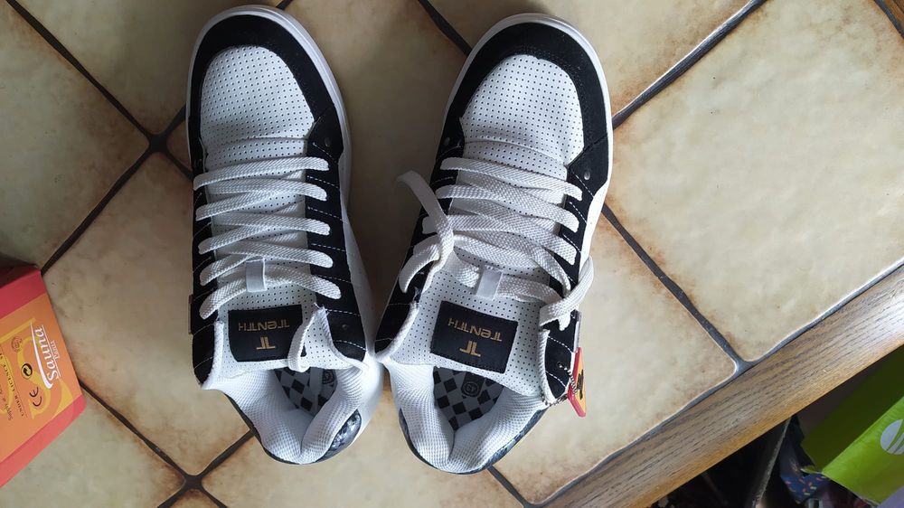 Vand doua perechi adidasi sport noi.Adidas si Trenth