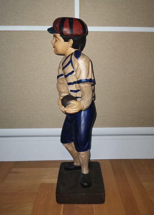 Антикварна дървена фигура на играч с топка от 20 те г. на миналия век