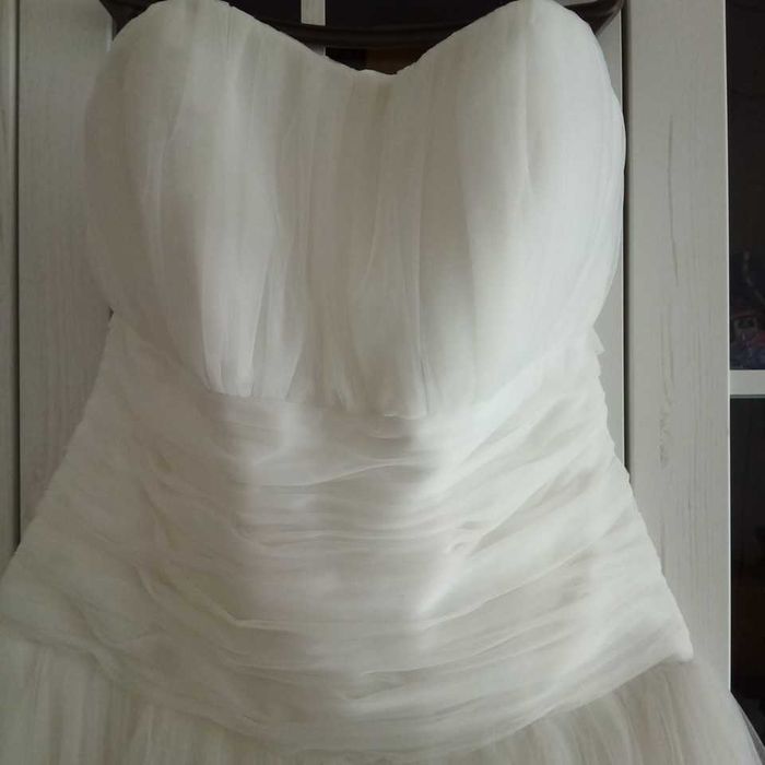 Нежна изчистена булчинска рокля с италиянска дантела