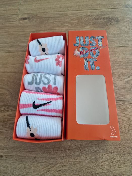 Дамски чорапи NIKE в кутия страхотни един размер