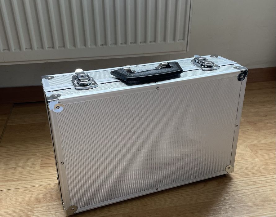 Geanta/servieta din aluminiu cu cheie argintie/silver