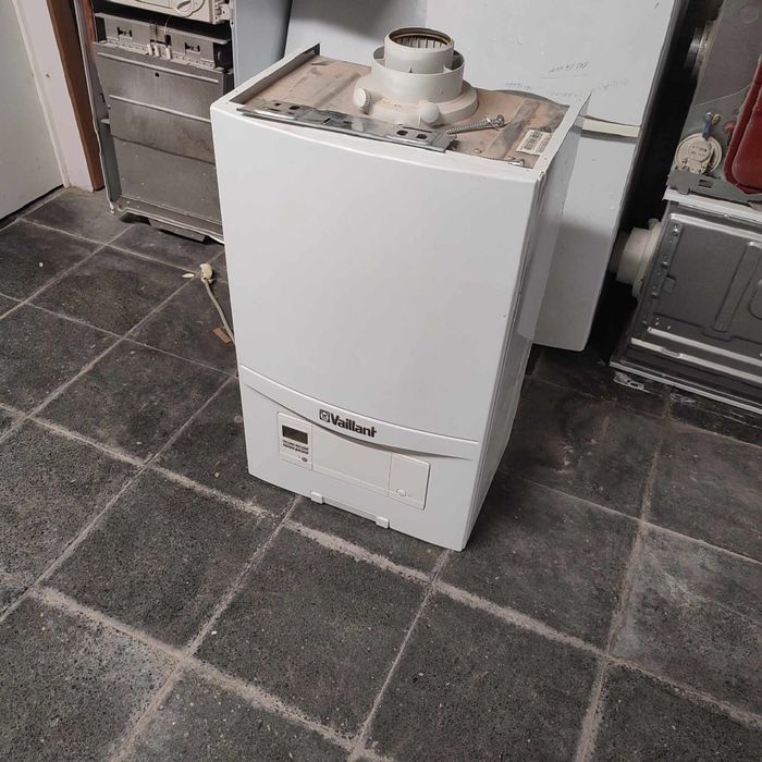 Vând centrala pe gaz , fabricației 2018,,in stare bunaa de funcționare. Preț 600 euro. Telefon 0769841861 sau  0727540785(după ora 17.00,pt  detalii.)