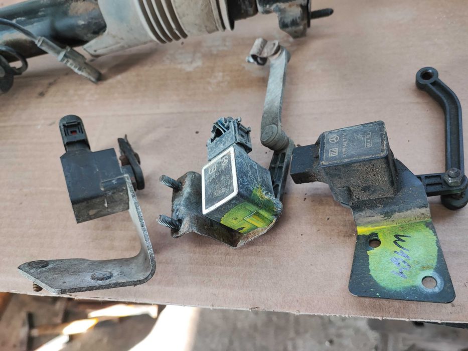 Датчик ниво масло на картера и ниво светлини и окачването от Мерцедес