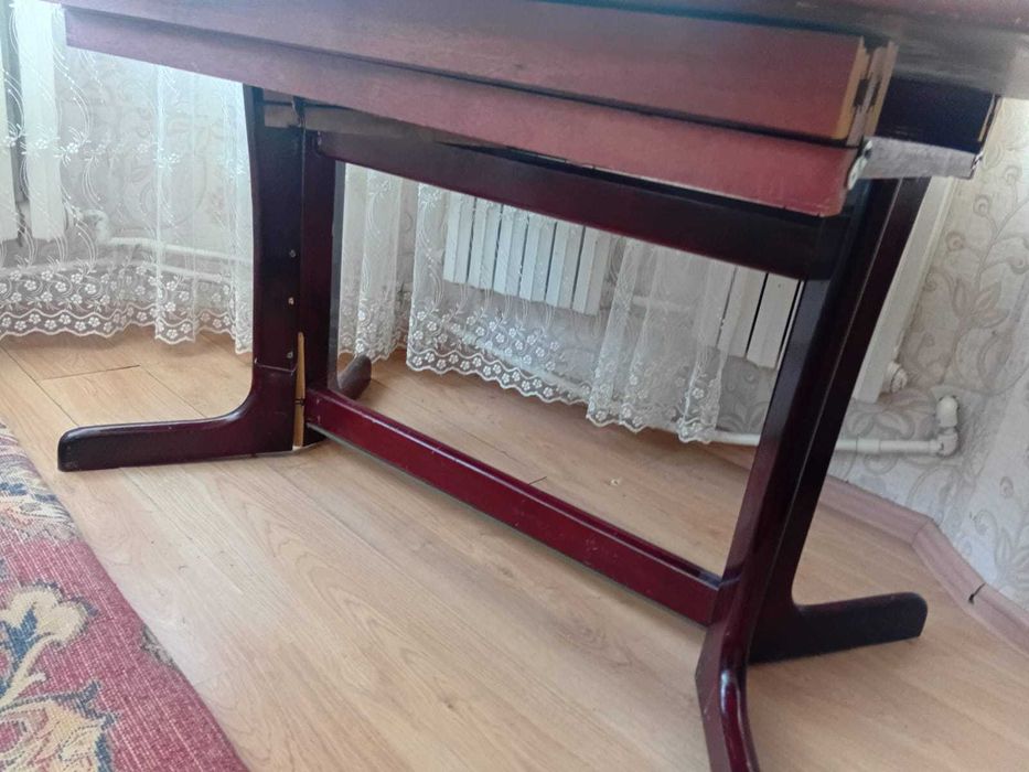 Стол дерево красное