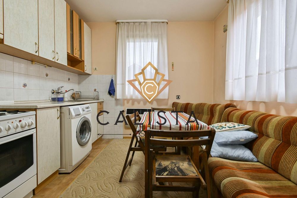 Дава се под наем Етаж от къща в София, Модерно предградие - 300 кв.м за 699 € - Снимка #1